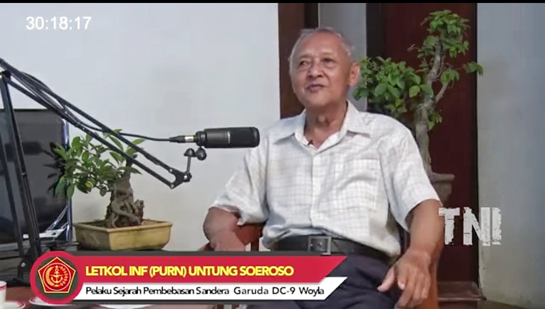PODCAST: Letkol (Purn) Untung Soeroso saat bercerita kisah pengalaman operasi pembebasan tahanan di pesawat Garuda DC-9 atau Woyla di Bangkok 1981 dalam Podcast bersama Puspen TNI.(PANJI A SYUHADA/RIAUPOS.CO)